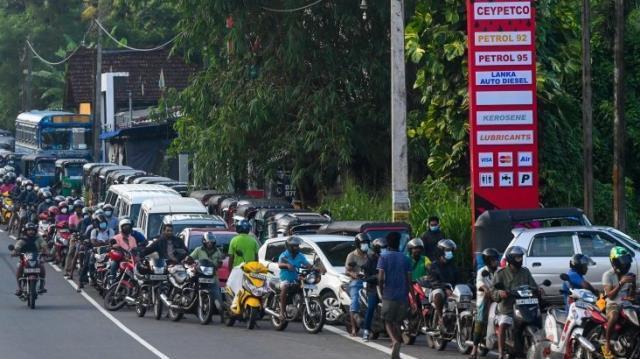 Sri Lanka Başbakanı Wickremesinghe: Yalnızca bir günlük petrol stoğumuz kaldı