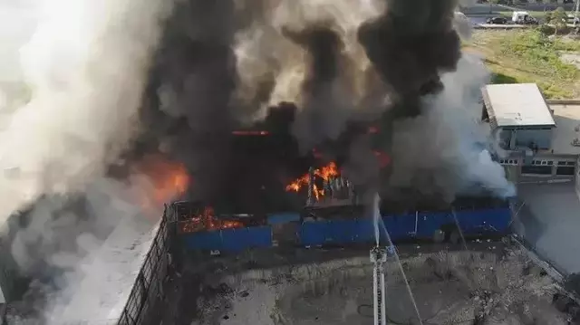 İstanbul'da fabrika yangını! Alevler 3 binaya daha sıçradı, ekipler olay yerinde