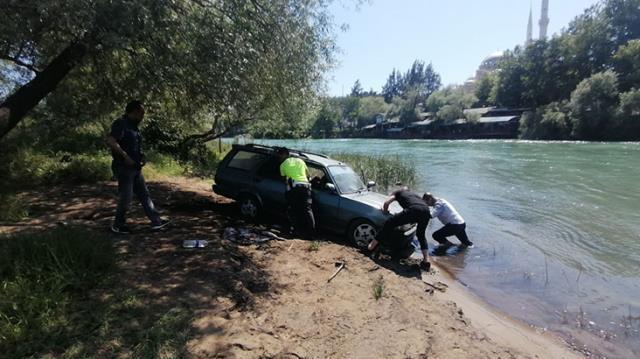 Çamura saplanan araçtaki alkollü şahıs polise drift maceralarını anlattı