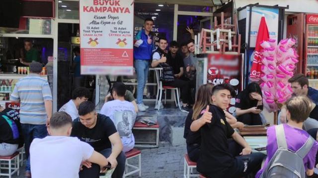 Bu büfede 13 ya da 15 tane tost yiyen para ödemiyor, üstüne altın alıyor