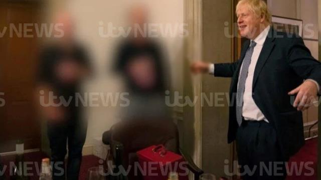 İngiltere'de Başbakan'ın salgına rağmen katıldığı partiden fotoğraf basına sızdı