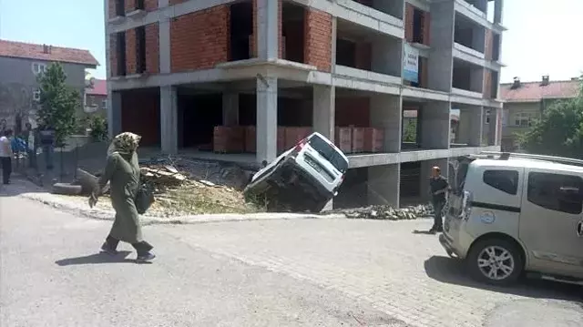 Zongultak'ta direksiyon başında kalp krizi geçiren sürücü inşaat halindeki binaya girdi
