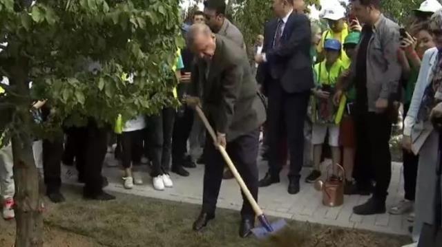 Cumhurbaşkanı Erdoğan Atatürk Havalimanı Millet Bahçesi'nde ilk fidanı dikti