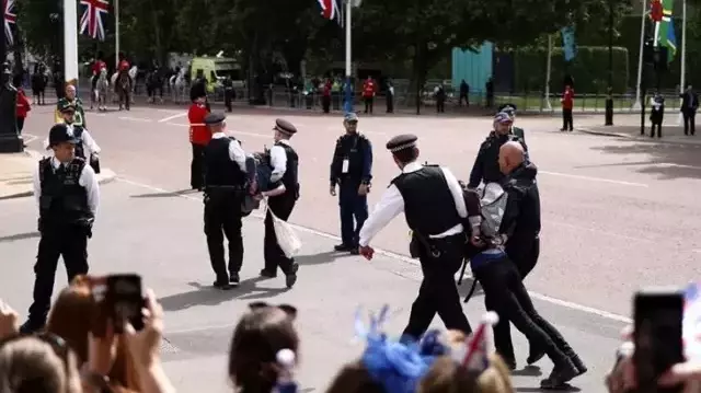 İngiltere'de Kraliçe Elizabeth için düzenlenen törene protestocular damga vurdu