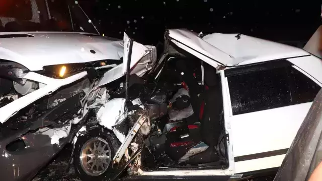 Karşı şeride geçen otomobil çekiciyle çarpıştı: 1 ölü, 2 yaralı