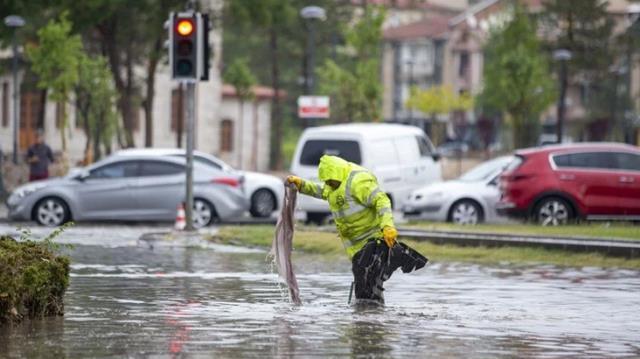 Başkent'teki selden yüzerek kaçtı