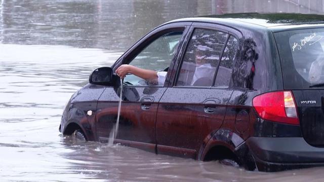 Başkent'i sel aldı ama akıllarda bu görüntü kaldı! Aracına dolan suyu bardakla boşaltmaya çalışan genç kadın yaşadıklarını anlattı