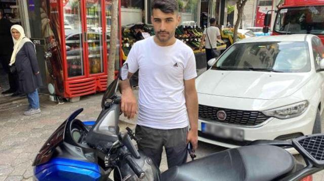 Zeytinburnu'nda taksici, kendisine çarpan motosikletliyi ezmeye kalktı: O anlar kamerada