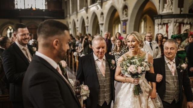 Her erkeğin hayali böyle bir düğün olabilir! Düğünde yapılan futbol maçının görüntüleri herkesi güldürdü