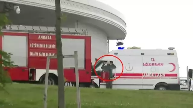 Son Dakika: Sağlık Bakanlığı önünde protesto! 'Bakan gelmezse kendimi patlatacağım' diyen şahıs güçlükle ikna edildi