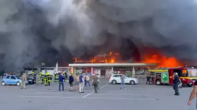 Son Dakika: Rusya, Ukrayna'da bir AVM'yi vurdu! İçeride binden fazla sivilin olduğu söyleniyor