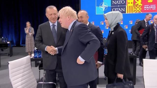 Cumhurbaşkanı Erdoğan'ın Boris Johnson ile şakalaştığı anlar NATO zirvesine damga vurdu