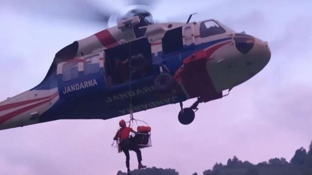 Selde yolu kapanan köydeki hastanın imdadına helikopter yetişti