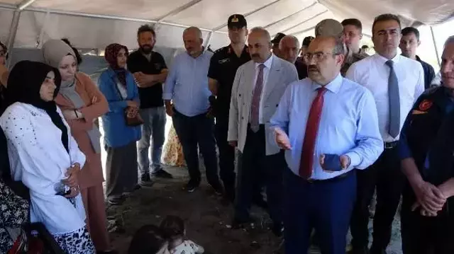 Dalgalı denizde kaybolan İsmail, ekiplerin uyarısıyla sudan çıkıp daha sonra tekrar suya atlamış