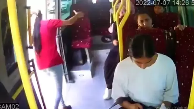 Minibüsten düşen kadın hayatını kaybetti: O anlar kamerada