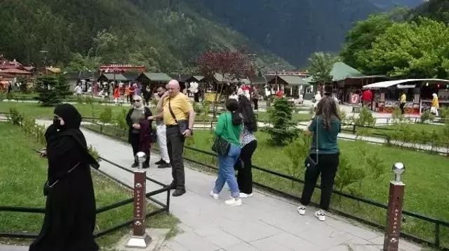 Uzungöl'e turist akını! Konaklayacak yer kalmadı, gelenler geri dönüyor