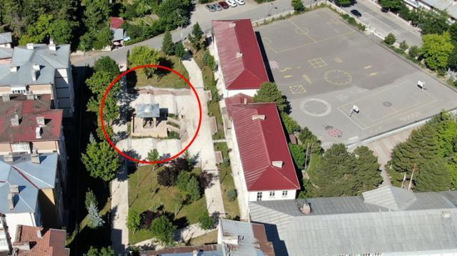 Adına devlet kuruldu, günümüzde kabri binalar arasında kayboluyor