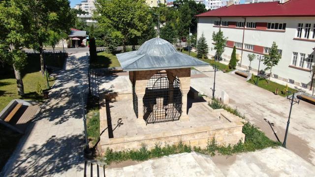 Adına devlet kuruldu, günümüzde kabri binalar arasında kayboluyor