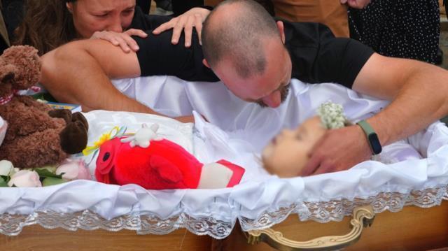 Rus güçlerinin saldırısında hayatını kaybeden 4 yaşındaki kız çocuğunun cenazesinde gözyaşları sel oldu