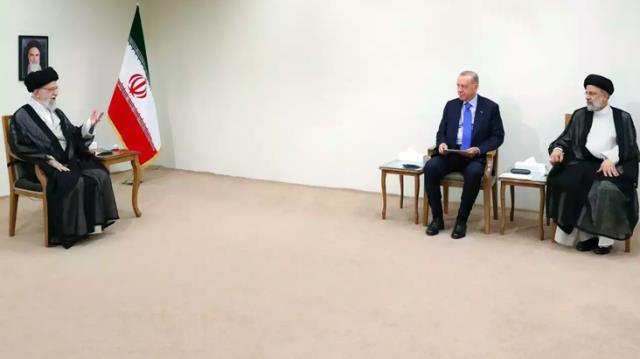 Cumhurbaşkanı Erdoğan'ın İran'ın dini lideri Hamaney'le görüşmesinde neden Türk bayrağı yoktu? Fotoğrafın sırrı ortaya çıktı