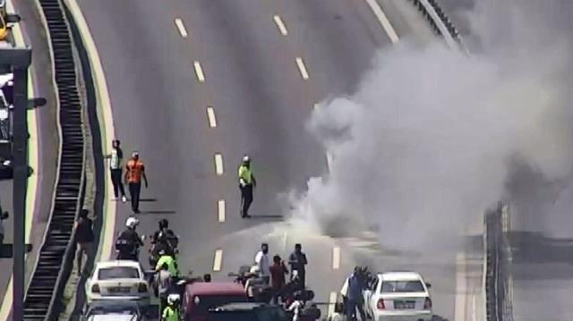 15 Temmuz Şehitler Köprüsü girişinde kaza yapan motosiklet alev aldı