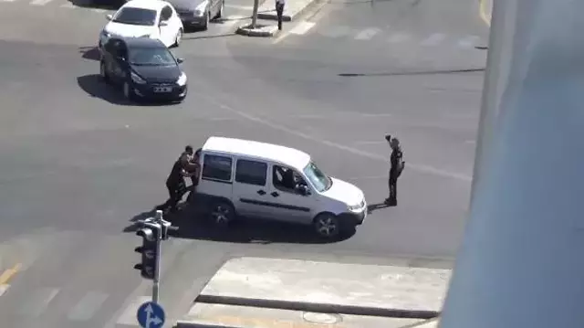 MOTOSİKLETLİ YUNUS TİMLERİ, YAKITI BİTEN ARACI AKARYAKIT İSTASYONUNA KADAR İTTİ