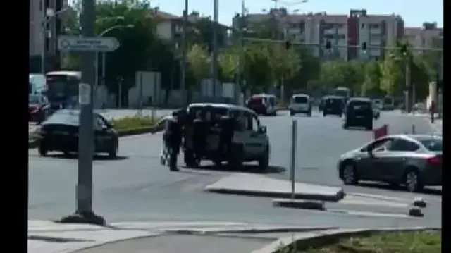 MOTOSİKLETLİ YUNUS TİMLERİ, YAKITI BİTEN ARACI AKARYAKIT İSTASYONUNA KADAR İTTİ