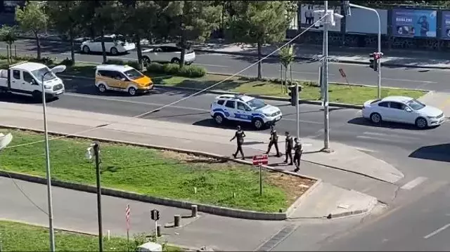 MOTOSİKLETLİ YUNUS TİMLERİ, YAKITI BİTEN ARACI AKARYAKIT İSTASYONUNA KADAR İTTİ