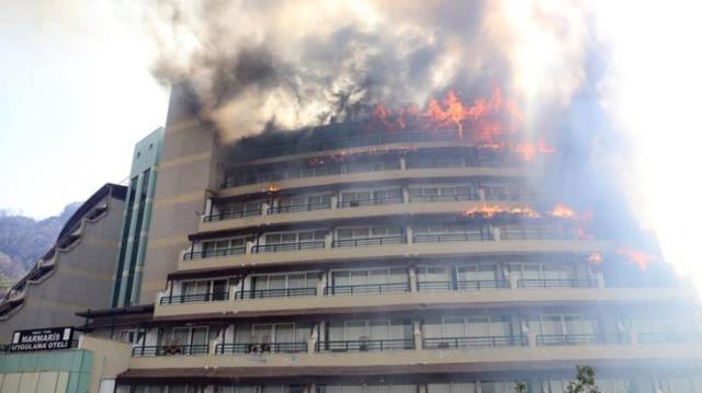 Marmaris'te yerleşim yerlerine sıçrayan yangından ilk görüntüler: Otelimiz yanıyor otelimiz