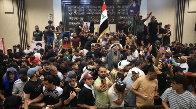 Son Dakika: Irak'ta siyasi kriz büyüyor! Şii liderin destekçileri yine meclisi bastı