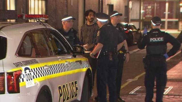 Bir adamın bıçaklandığına şahit olan oyuncu Dev Patel, korkuyla polise koştu