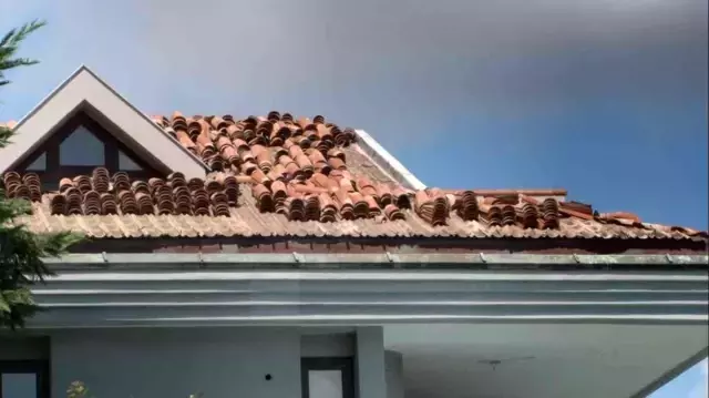 Villa inşaatından düşen işçi, demirlere ok gibi saplandı! O anlar kamerada