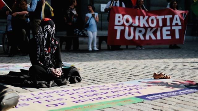 Terör örgütü YPG/PKK yandaşları İsveç parlamentosu önünde gösteri düzenledi