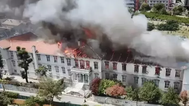 Son Dakika: İstanbul'da Balıklı Rum Hastanesi'nde yangın! Alevler etrafı sarınca can pazarı yaşandı