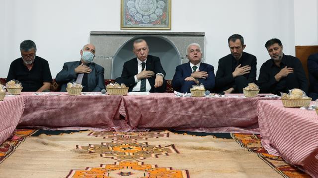 Cumhurbaşkanı Erdoğan'ın ziyaret ettiği cemevinde ortalık karıştı: Beni AKP'nin dedesi ilan ettiler