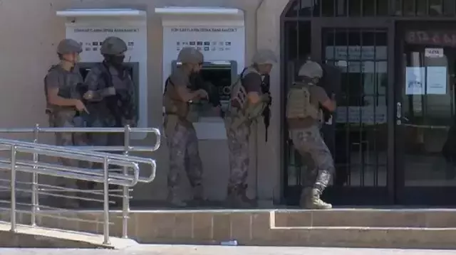 Son dakika! Antalya'da banka müdürü, şube içerisinde silahlı bir kişi tarafından rehin alındı