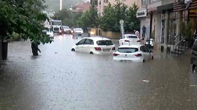 Son Dakika: İstanbul'da gün geceye döndü! Günlerdir uyarı yapılan yağmur, şehrin genelinde etkili oluyor