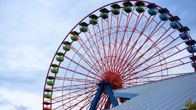 Kimseye aldırış etmeyen çift lunaparktaki dönme dolapta cinsel ilişkiye girdi