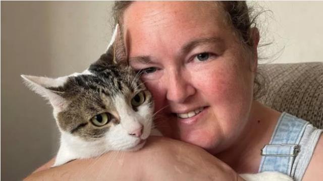 Uykuda kalp krizi geçiren sahibinin üzerine atlayan kedi hayat kurtardı