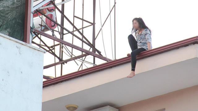 Çatıya çıkıp intihara kalkışan genç kız, ancak köpekleri getirilince ikna oldu