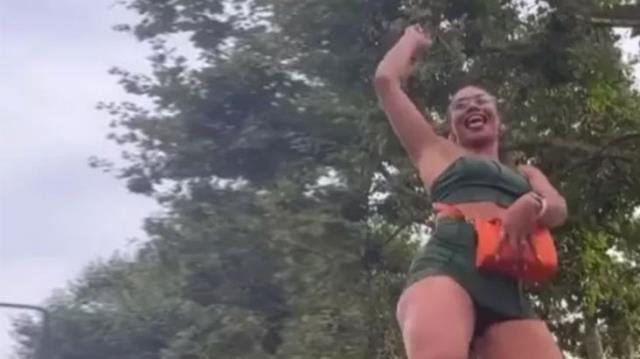 Otobüs durağının çatısında twerk yapan genç kadının sonu kötü oldu