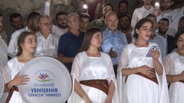 Bakan Soylu, Lice'de Bırkleyn Mağaraları gezisinde gençlerle halay çekti, türkülere eşlik etti