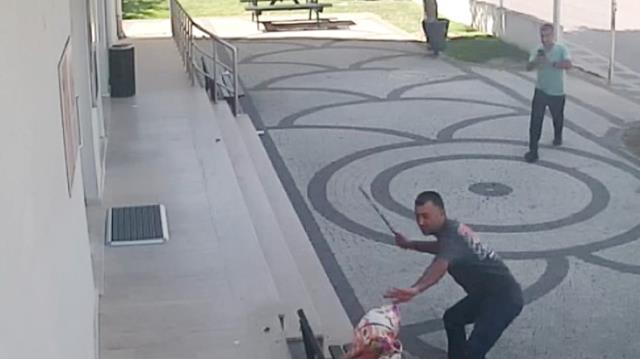 ÜMRANİYE'DE BOŞANMA AŞAMASINDAKİ KADINA DEMİRLE SALDIRI KAMERADA