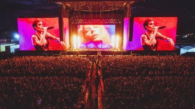 'Yenge' formunda! Yıldız şarkıcı Halsey, konserinde Türkçe konuştu, ortalık yıkıldı