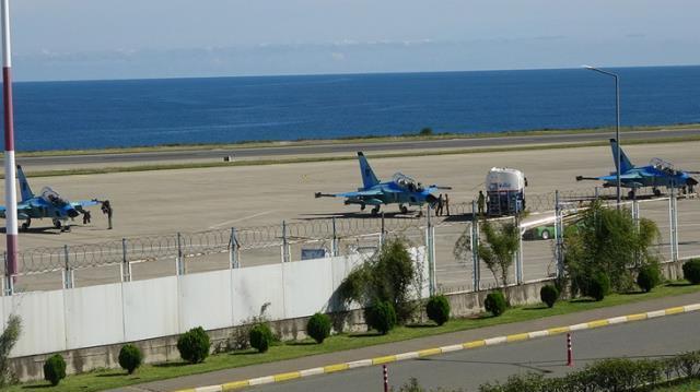 Trabzon'a inen yabancı savaş uçakları merak ediliyordu, sebebi yakıt ikmali olarak açıklandı