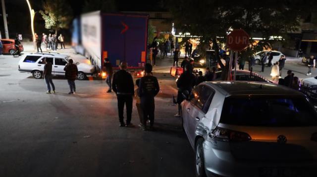 Arızalanan tır caddeye daldı, ortalık savaş alanına döndü