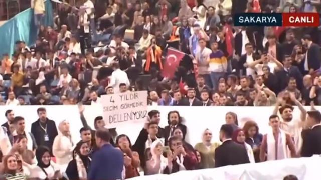 Gençlere hitap eden Cumhurbaşkanı Erdoğan'ın gördüğü pankarta kayıtsız kalamadı: 8 ay sonra birilerini deli edeceksiniz