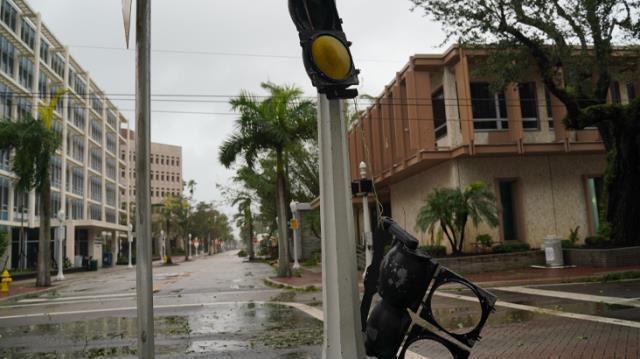 Ian Kasırgası, Florida'yı vurdu! Canlı yayında son gelişmeleri aktaran muhabir az daha uçuyordu