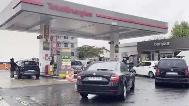 Benzin kuyruğunda beklemek Fransa'da rutin oldu! Mobil uygulamadan benzinci takip ediyorlar