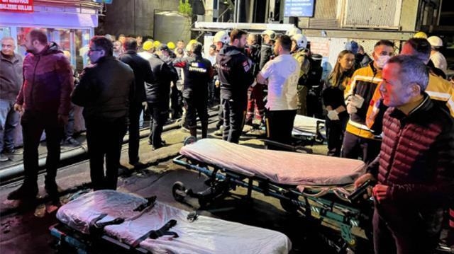 Patlama yaşanan maden ocağında dikkat çeken kare! Ekipler sedye ile beklemeye başladı